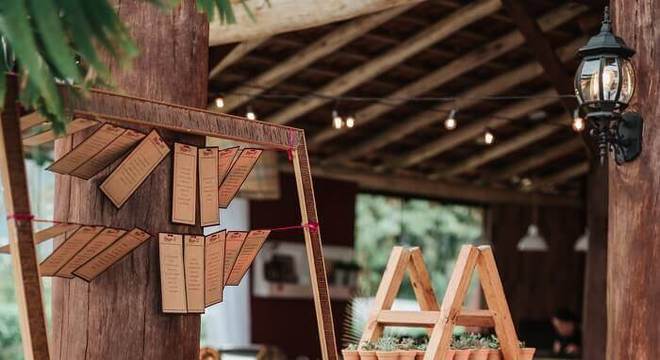 A estante escada serve de base para as lembrancinhas da festa de casamento