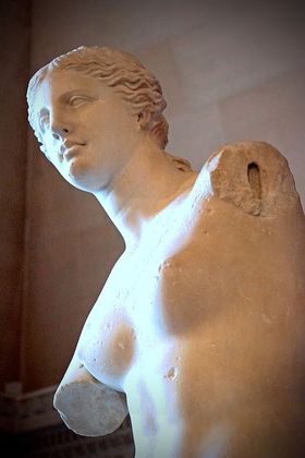 A estátua é feita de mármore e representa a deusa grega do amor, Afrodite. Ela mede cerca de 2,03 metros de altura e é considerada uma das melhores esculturas da antiguidade clássica.