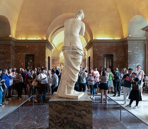 A estátua foi adquirida pelo governo francês em 1821 e levada para o Museu do Louvre em Paris, onde ainda é exibida hoje. Desde então, a Vênus de Milo se tornou uma das obras mais populares e admiradas do museu e um dos símbolos mais conhecidos da arte clássica.