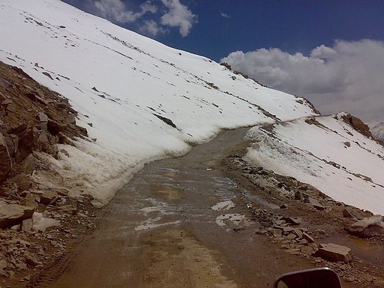A estrada de terra chega a 5.602m de altitude e é sujeita a desmonoramento de pedras e derretimento de neve. 
