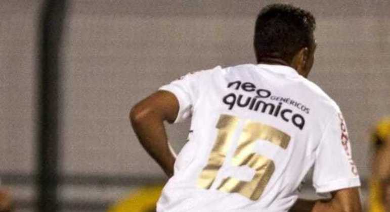 A estreia de Paulinho não foi nada animadora, entrando faltando pouco mais de 10 minutos da partida que resultou na eliminação corintiana da Libertadores de 2010, ano do centenário do clube, contra o Flamengo, no estádio do Pacaeumbu. Mas o primeiro gol de Paulinho coma camisa do Timão foi especial, justamente no primeiro clássico disputado pelo jogador representando o clube São Jorge, Paulinho anotou o último dos quatro gols corintianos na vitória por 4 a 2 sobre o Santos, novamente no Pacaembu, pela quinta rodada do Brasileirão, no dia 30 de maio de 2010. 