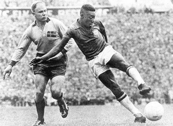 A estreia pela seleção brasileira foi no Maracanã, no dia 7 de julho de 1957, aos 16 anos, contra a Argentina. Apesar de o Brasil ter perdido esse jogo por 2x1, o único gol da seleção foi também o primeiro de Pelé com a amarelinha.