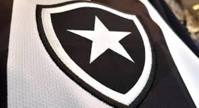 A estrela solitria do Botafogo foi includa em 1942, com a fuso do time de futebol com o de regatas ? uma referncia ao fato de os remadores acordarem ainda de madrugada para treinar, quando as estrelas ainda podiam ser vistas no cu do Rio de Janeiro. Em algumas verses, o clube usa uma estrela acima do escudo, que representa o tetracampeonato estadual de 1932/33/34 e 35. 
