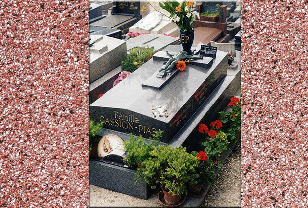 A eterna cantora Edith Piaf também é outra personalidade enterrada no Père Lachaise. 
