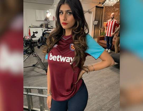  A ex-atriz pornô libanesa Mia Khalifa, 29 anos, que foi comentarista esportiva (cheia de polêmicas) e hoje é musa no OnlyFans (site de conteúdo sexy por assinatura), é fanática pelo West Ham.