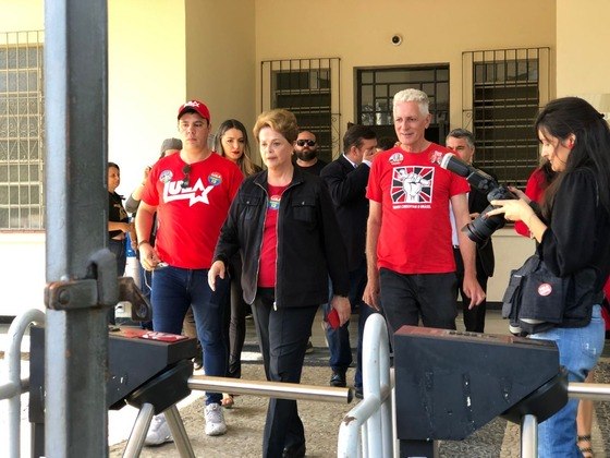 A ex-presidente Dilma Rousseff chega a escola em Belo Horizonte para votar