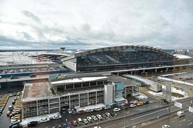 A exemplo do que aconteceu nos ataques de domingo, o aeroporto internacional Vnukovo em Moscou precisou fechar temporariamente.