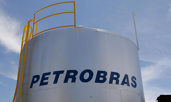 A expansão das atividades em busca de poços no Brasil levou à criação da Petrobras (Petróleo Brasileiro S/A), em 1953, oficializando o monopólio estatal sobre este segmento da economia. 
