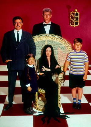 Lisa ao lado do elenco original de 'A Família Addams'
