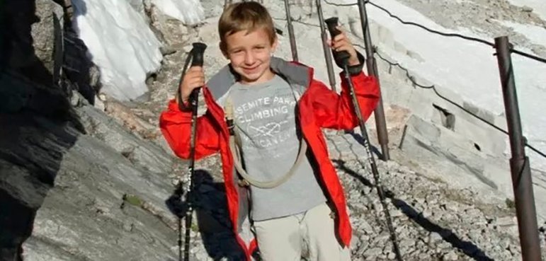 A família Armstrong conseguiu autorização da província de Mendoza após comprovar que o garoto já estava acostumado ao alpinismo e havia escalado o Kilimanjaro, na África, e o Monte Whitney, nos Estados Unidos.