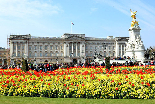  A família real britânica tem mais de dez residências. A principal fica no Palácio de Buckingham, em Londres. É lá onde mora o rei Charles III, junto com a esposa, a rainha consorte, Camilla Parker. 