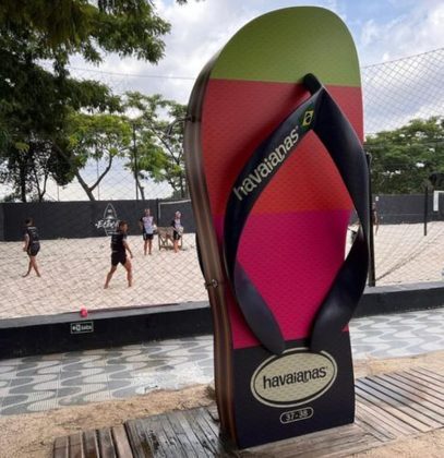 A famosa marca decidiu inovar e instalou chuveirões em formato de chinelos de 3 metros de altura em nove praias diferentes de São Paulo.