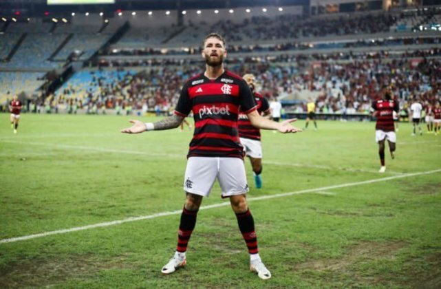 A Fase é boa para o zagueiro Léo Pereira, do Flamengo. Seja dentro ou fora de campo, o jogador iniciou 2024 em alta e já até anotou um gol em clássico. Gilvan de Souza / CRF