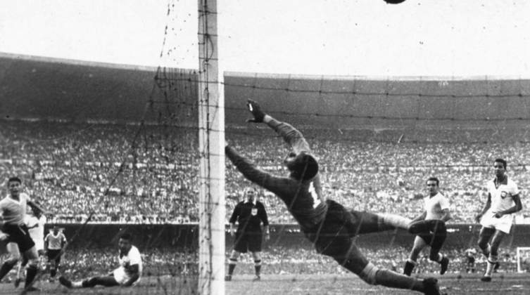A favorita e cercada de expectativas Seleção Brasileira disputou a Copa do Mundo de 1950 em casa, porém foi derrotada na final para o Uruguai, episódio que ficou conhecido como Maracanaço. 