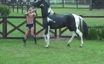Falando no Rico, ele também passou por apuros com o Colorado! O cavalo não queria voltar para o estábulo e resolveu correr pela área externa da sede. O problema é que o humorista estava segurando o animal por uma corda e quase caiu ao tentar acompanhar o ritmo do bichano. Ele gritou muito, mas os peões caíram na risada com a cena 