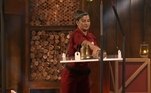Em seguida, Marina também optou por objetos pesados! A peoa escolheu uma lenha de madeira