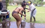 Solange protagonizou momentos engraçados na Baia! Sabe aquela criança que foge do banho o máximo que puder? Pois bem, a peoa fez igual. Ao contrário de Valentina, ela encarou um dia frio e chuvoso. Aline e Valentina não conseguiram conter a risada ao observar a cena 