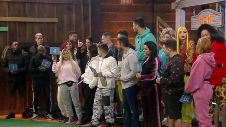 InteratividadeAlém de assistir, você também pode comentar muito nas redes sociais e ver o que os outros fãs do reality estão dizendo. Basta usar #FinalAFazenda. Seu comentário ainda pode aparecer na tela durante o programa!