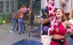 A timidez da peoa durou pouco, e no retorno de sua terceira Roça, Deborah voltou imponente e foi recebida fora da sede com muita festa. A peoa até entrou provocando os rivais: 