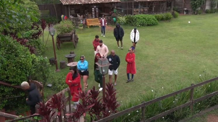 Jenny Miranda revirou os olhos e cutucou a rival: 