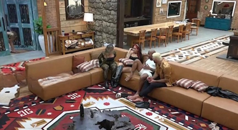 Ainda falando sobre jogo, Black questionou se Kally teria coragem de votar em Lucas ou Jaquelline. A cantora afirmou que não consegue votar no coach nesse momento, mas que em Jaque poderia pensar
