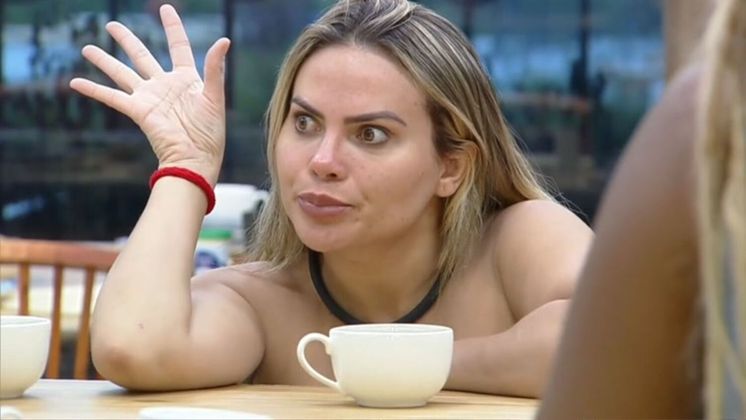 Quase morreuKally Fonseca contou sobre a experiência que teve com silicone industrial. Após fazer lipoaspiração, a cantora viu uma dançarina com o bumbum empinado e perguntou o que ela havia feito. A moça passou o contato de uma biomédica e Kally fez a aplicação com a profissional. O problema é que a peoa descobriu que a biomédica era uma charlatã, e havia injetado silicone industrial ao invés do produto indicado para aumento da nádega: 