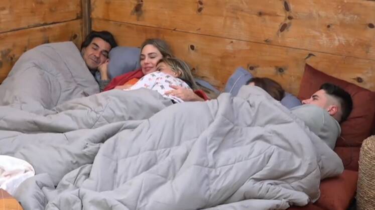 Momentos de descontração também devem ser compartilhados, né? Na Casa da Árvore, Kally contou uma história de quando cantou no casamento de uma amiga. A situação foi compartilhada com André, Rachel, Jaque e Lucas. A peoa revelou que foi à cerimônia com um 