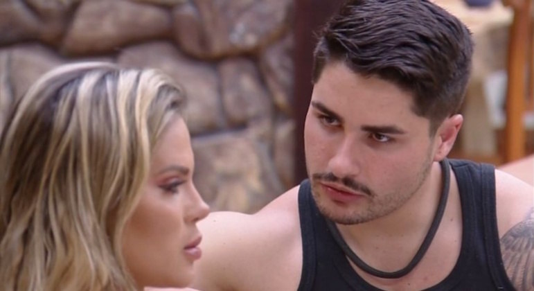 Kally e Lucas acreditam que Nadja pega pesado com o grupo do Paiol para criar um enredo de vítima