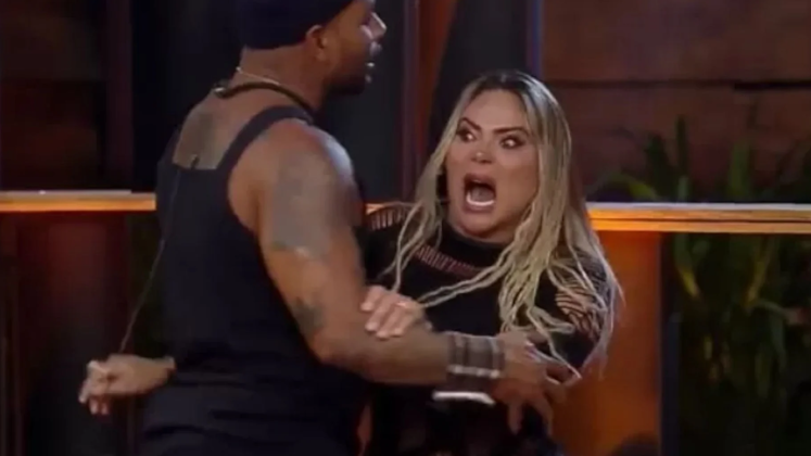 Com o caos já instaurado, Kally acusou Márcia de dizer que não gostava de Simioni. 