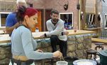 Alicia X - ChocolatierO carro-chefe da influenciadora é brigadeiro! Ela é a integrante do Grupo do Paiol responsável por sanar as vontades insanas dos amigos por doce. Alicia arrasa no preparo das receitas, e até contou um segredinho: ela coloca sal para realçar o sabor do doce! 