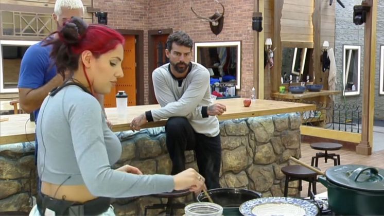 Alicia X - ChocolatierO carro-chefe da influenciadora é brigadeiro! Ela é a integrante do Grupo do Paiol responsável por sanar as vontades insanas dos amigos por doce. Alicia arrasa no preparo das receitas, e até contou um segredinho: ela coloca sal para realçar o sabor do doce! 