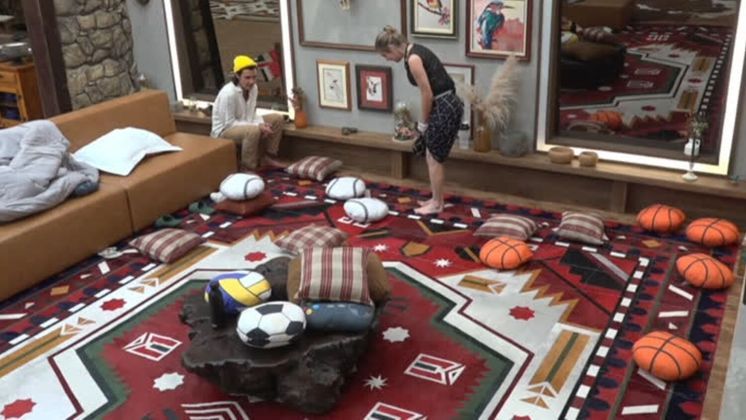 Usando a criatividade, André e Rachel montaram um jogo de damas com o tapete e as almofadas da sala. A dupla levou a brincadeira a sério e disputaram várias partidas