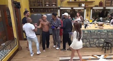 Os peões se reuniram para cantar parabéns e aproveitaram para brincar com Yuri