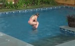 E quem disse que a piscina não é lugar de diversão? Lucas e Kally que o diga! Os peões aproveitaram uma tarde de sol em Itapecerica da Serra para reviver brincadeiras da infância. O momento arrancou muitos risos da cantora