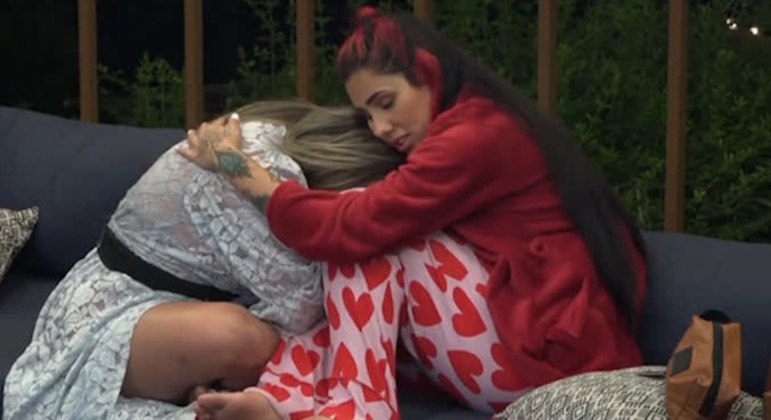 Em conversa com Alicia, Kally desabafou sobre o seu relacionamento e chorou muito. 