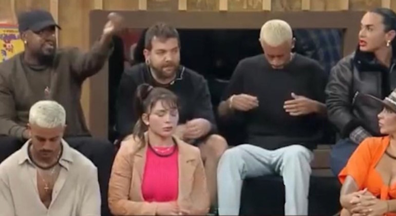 Nesse momento, Tonzão se intrometeu no assunto e disparou contra Alicia. 