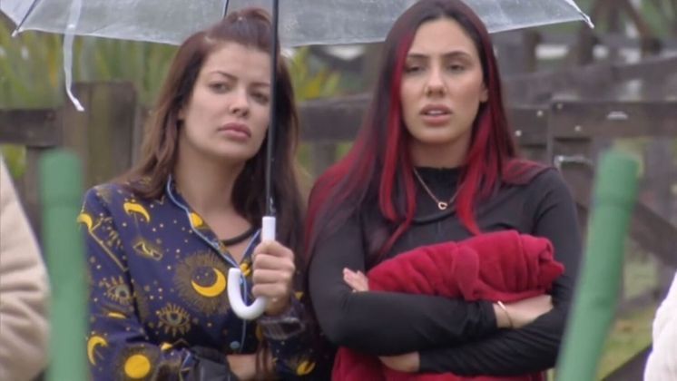Jaqueline Grohalski escolheu as ovelhas, e Alicia X optou pela câmera. A influencer vai captar todos os momentos do trato dos animais! 