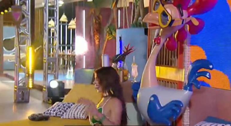 E não é que até o Galinho aproveitou a Festa Caribe? Jaque chamou o mascote oficial para requebrar até o chão. A peoa aproveitou para se desafiar e dançar equilibrando uma latinha na cabeça. E aí, nosso amiguinho está aprovado quando o assunto é dança?