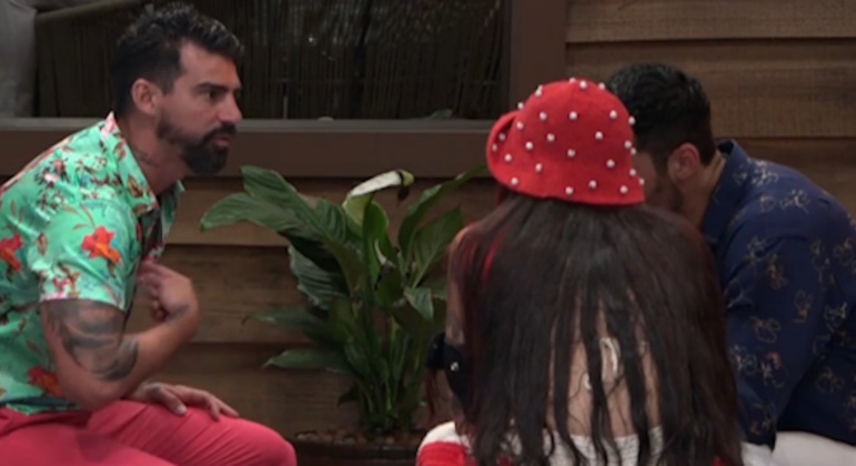 Toma lá, dá cá! Radamés também falou mal da sua antiga aliada para Shay e Alicia. O peão a chamou de falsa e mentirosa. 