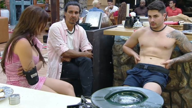 Na cozinha, Lucas disse: 