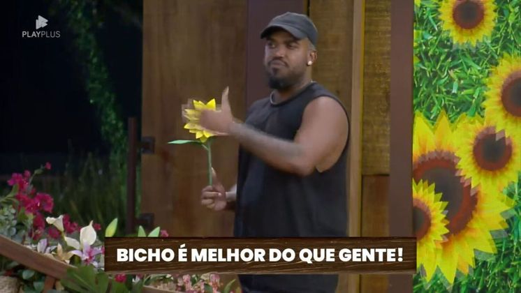 Na discussão entre Rachel e Tonzão, quando o funkeiro acusou a jornalista de chamar o Grupo dos Crias de hienas, e dizer que eles tinham comportamento de manada, a legenda do PlayPlus apareceu com uma gracinha!