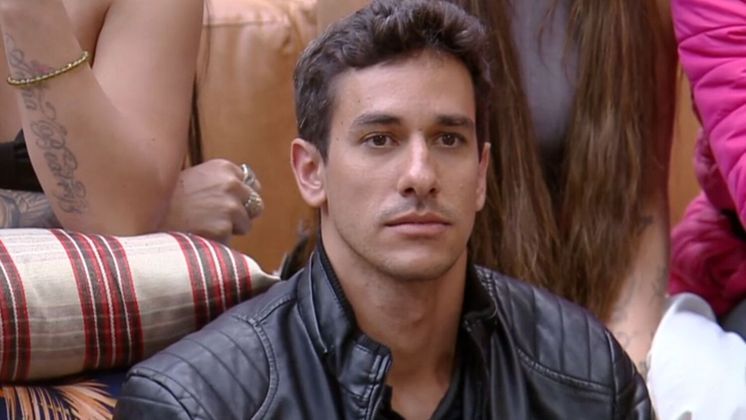 Henrique Martins manteve um jogo centrado e pacificador em A Fazenda 15. O ex-nadador participou de dois grupos, fez amizades, distribuiu conselhos, virou crush de uma peoa e cuidou dos animais com muito carinho. Relembre a passagem dele! • Quer ficar por dentro de tudo que está acontecendo em A Fazenda 15? Clique aqui e faça parte do nosso canal no WhatsApp!