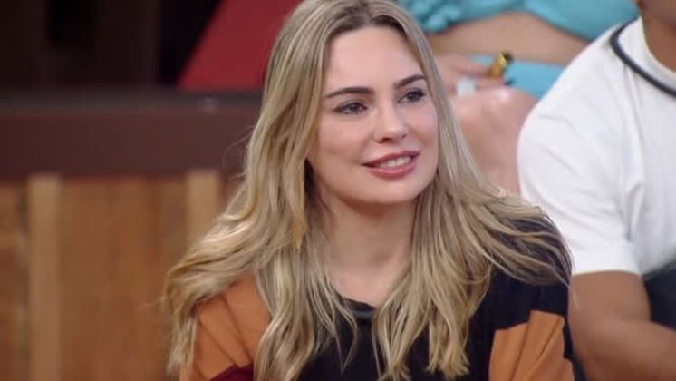 Rachel Sheherazade se despediu de A Fazenda 15 nesta quinta-feira (19). A decis&atilde;o foi baseada na p&aacute;gina 26 do Manual de Sobreviv&ecirc;ncia, que diz que s&atilde;o proibidas atitudes que podem colocar em risco a integridade f&iacute;sica dos outros, sejam eles do elenco ou produ&ccedil;&atilde;o do programa. Por conta de uma atitude tomada contra Jenny Miranda, a participante acabou deixando o reality ap&oacute;s passar um m&ecirc;s no confinamento. Desde a pr&eacute;-estreia, no dia 18 de setembro, Rachel provou ser dona de uma personalidade forte e viveu o programa intensamente, com risadas, abra&ccedil;os, choros, tretas, discursos e amizades. Confira os melhores momentos da ex-peoa!