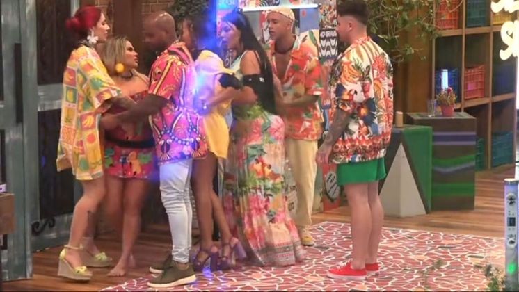 A Festa Brasil foi palco de uma mega confusão entre Kally Fonseca e Jenny Miranda. Na ocasião, Jenny alegou que Cezar Black machucou seu braço enquanto tentava apartar a briga das meninas. O vídeo da confusão entrou em seguida, mostrando o que aconteceu durante o bafafá!