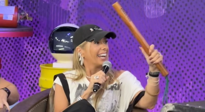 Adriane Galisteu manda um papo reto para quem não gosta de se posicionar no jogo