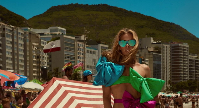 Adriane Galisteu faz ensaio na praia de Copacabana, no Rio de Janeiro
