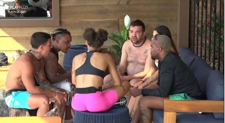 O grupo dos Cria se reuniram na varanda para debater possibilidades de indicação para a primeira roça da temporada