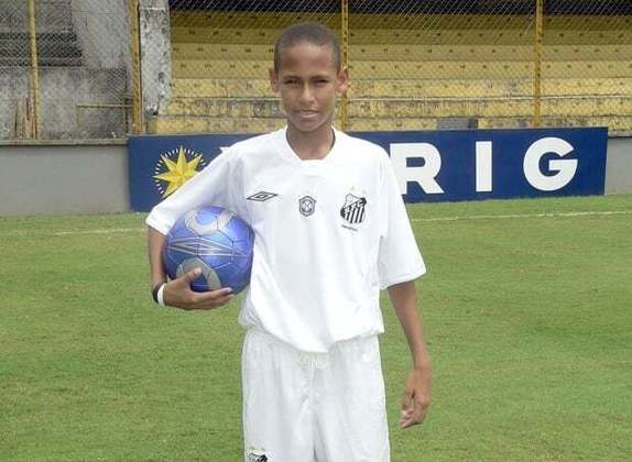 A fera! Neymar Jr nos tempos de Santos. O então garoto começa a despontar como um dos talentos da base do Peixe.