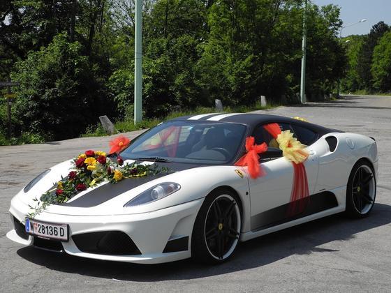 A Ferrari não gosta de ter a marca associada a exibicionismo por parte de famosos. Prefere quem trata os carros de forma natural, em vez de usá-los como afirmação de riqueza pela internet. 