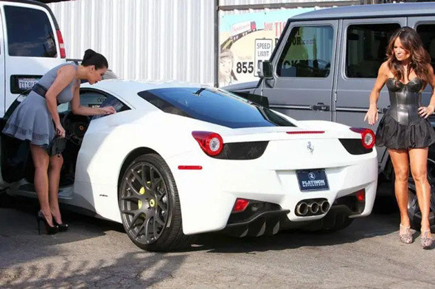 A Ferrari - uma das empresas de carro mais prestigiadas do planeta - incluiu o nome da família Kardashian-Jenner na lista de banidos pela marca. Se algum Kardashian ou Jenner quiser carro de luxo, terá que gastar seus milhões em outra empresa.  Na foto, o Ferrari 458 de Kim Kardashian.